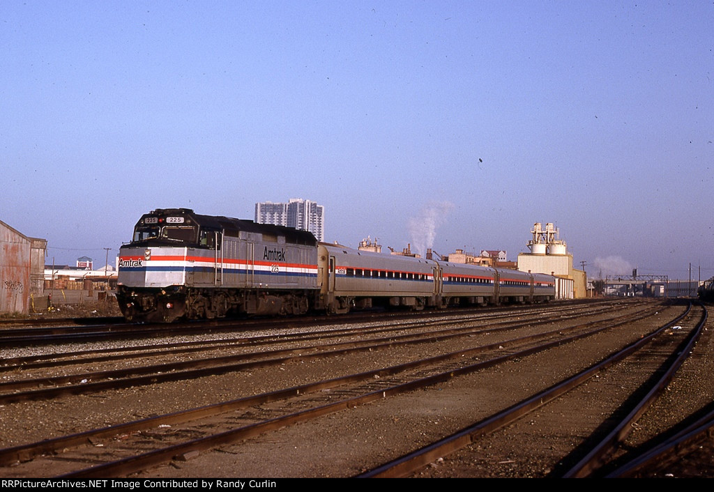 AMTK 225 at Emeryville